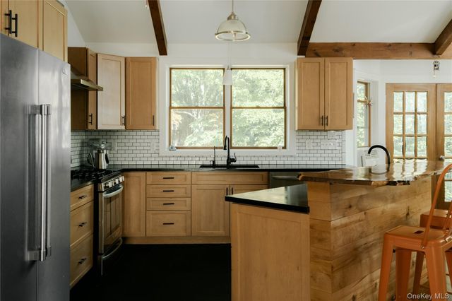 82 Near Road, Red Hook, NY 12571
