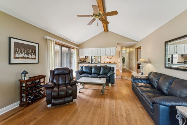 384 E Montrose Avenue, Wood Dale, IL 60191