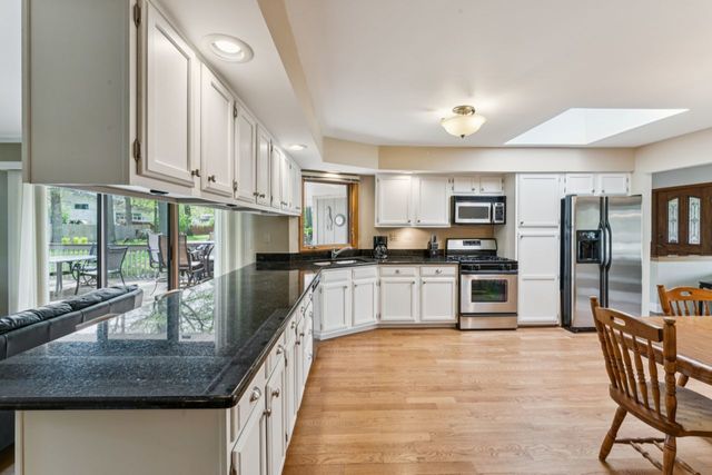 384 E Montrose Avenue, Wood Dale, IL 60191