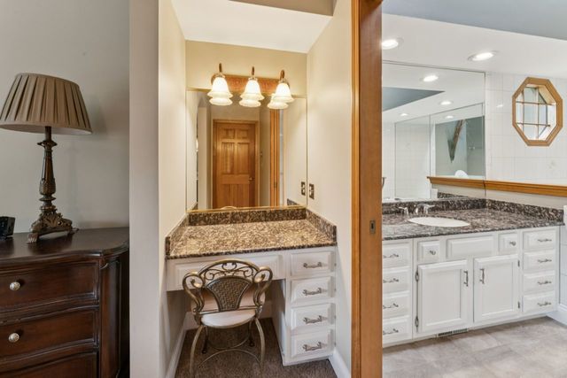 384 E Montrose Avenue, Wood Dale, IL 60191