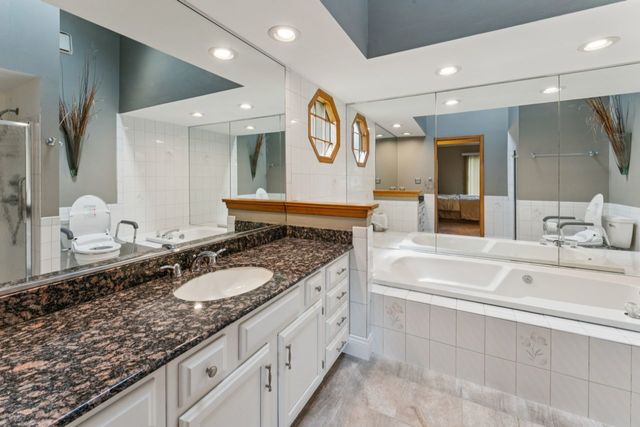 384 E Montrose Avenue, Wood Dale, IL 60191