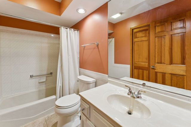 384 E Montrose Avenue, Wood Dale, IL 60191