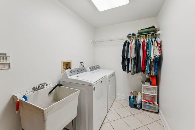 384 E Montrose Avenue, Wood Dale, IL 60191
