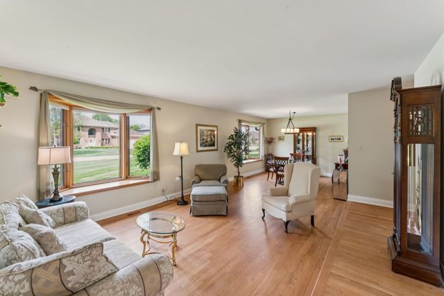 384 E Montrose Avenue, Wood Dale, IL 60191