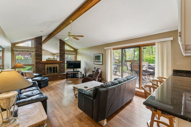 384 E Montrose Avenue, Wood Dale, IL 60191