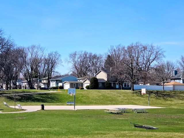 1338 S Lorraine Road A, Wheaton, IL 60189