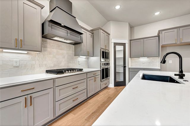 2 Bayloch Lane, Bella Vista, AR 72715