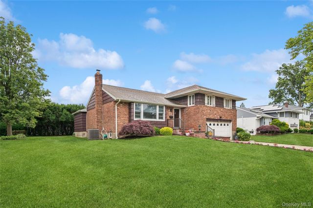 952 Roxbury Drive, Westbury, NY 11590