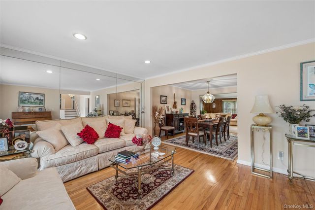 952 Roxbury Drive, Westbury, NY 11590