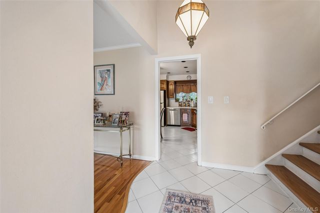 952 Roxbury Drive, Westbury, NY 11590