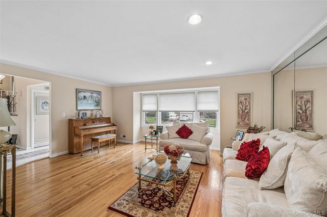 952 Roxbury Drive, Westbury, NY 11590