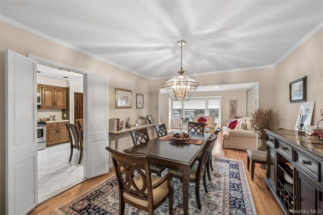 952 Roxbury Drive, Westbury, NY 11590