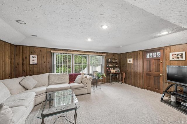 952 Roxbury Drive, Westbury, NY 11590