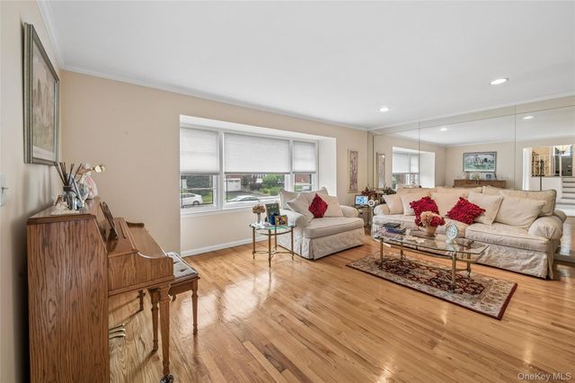 952 Roxbury Drive, Westbury, NY 11590