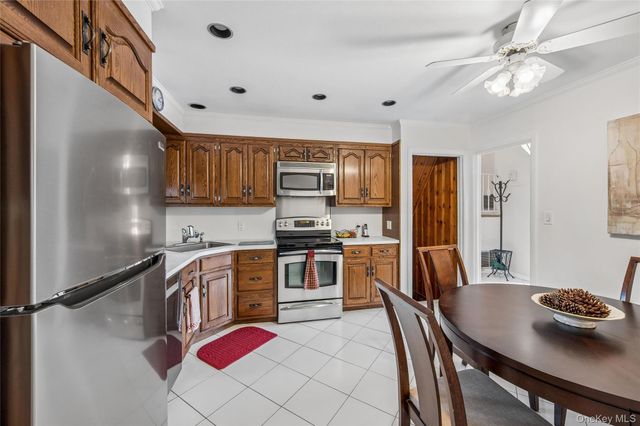 952 Roxbury Drive, Westbury, NY 11590