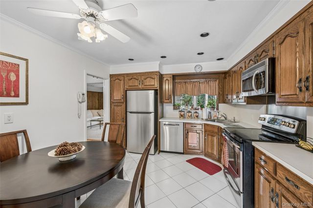 952 Roxbury Drive, Westbury, NY 11590