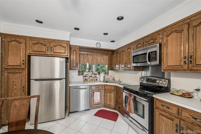 952 Roxbury Drive, Westbury, NY 11590