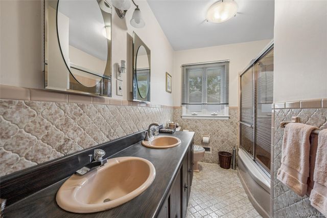 952 Roxbury Drive, Westbury, NY 11590