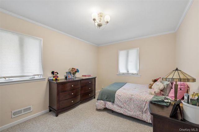 952 Roxbury Drive, Westbury, NY 11590