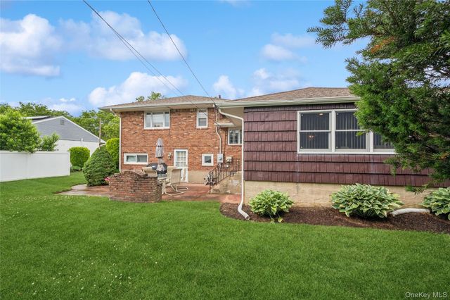 952 Roxbury Drive, Westbury, NY 11590