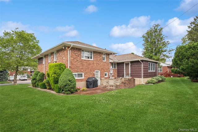 952 Roxbury Drive, Westbury, NY 11590