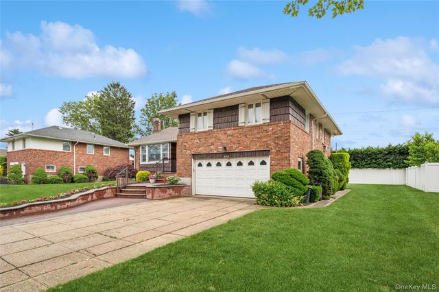 952 Roxbury Drive, Westbury, NY 11590