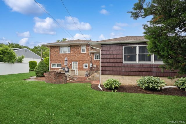 952 Roxbury Drive, Westbury, NY 11590