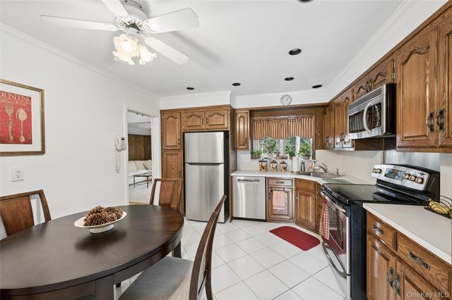 952 Roxbury Drive, Westbury, NY 11590