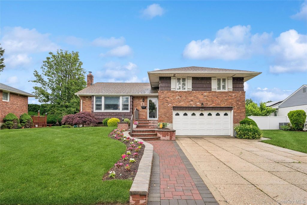 952 Roxbury Drive, Westbury, NY 11590