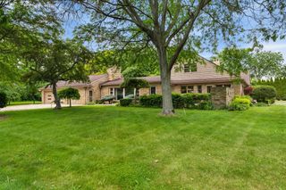 1427 Sunningdale Drive, Grosse Pointe Woods, MI 48236