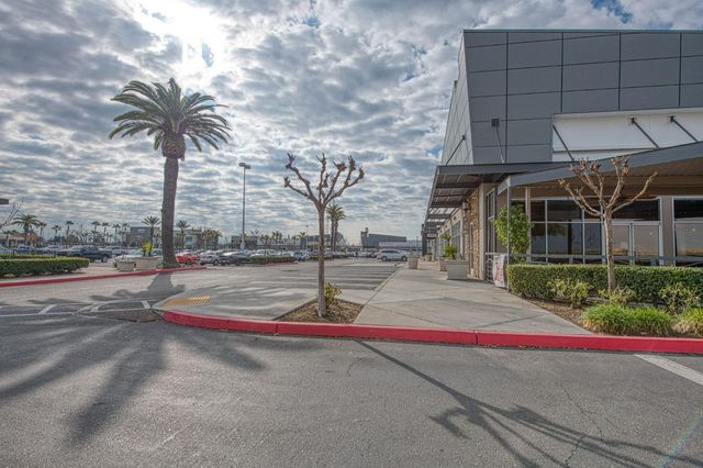 7835 N Palm Avenue, Fresno, CA 93711