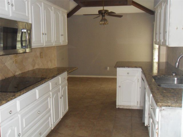 1722 Rosemeade Circle, Carrollton, TX 75007