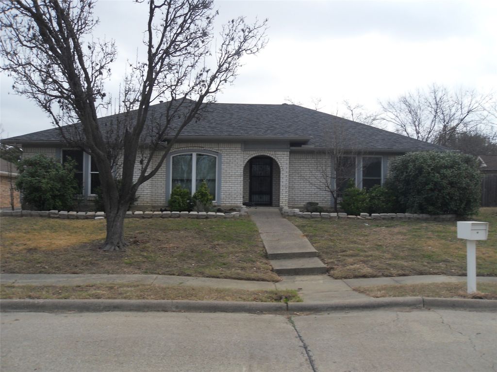 1722 Rosemeade Circle, Carrollton, TX 75007