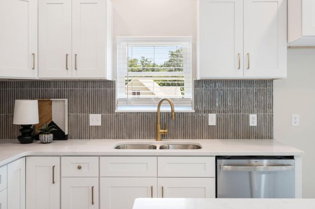 404 SUGARBERRY DR, Columbia, MO 65201