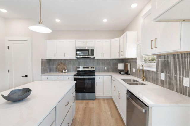 404 SUGARBERRY DR, Columbia, MO 65201