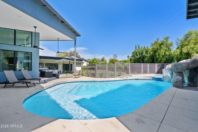 525 W LAMAR Road W, Phoenix, AZ 85013