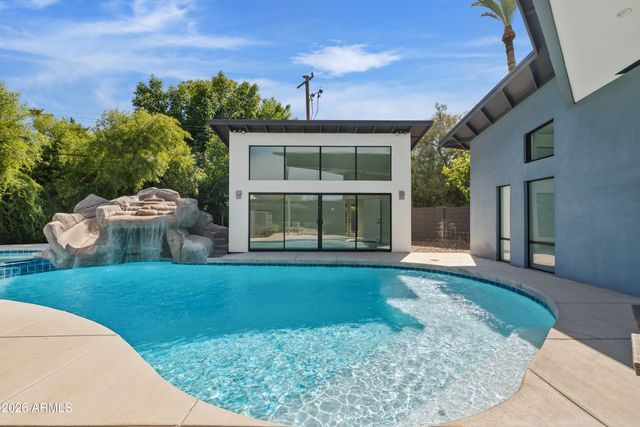 525 W LAMAR Road W, Phoenix, AZ 85013