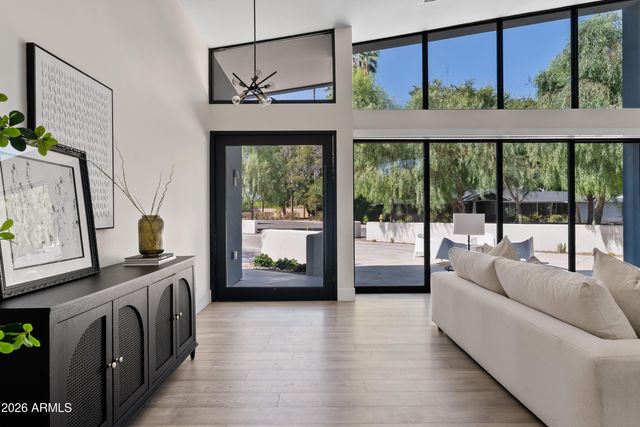525 W LAMAR Road W, Phoenix, AZ 85013