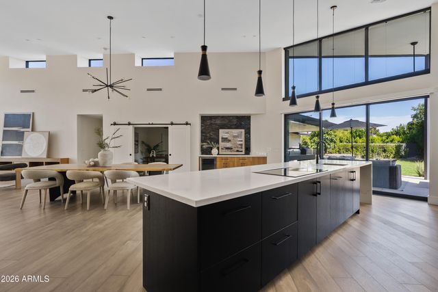 525 W LAMAR Road W, Phoenix, AZ 85013