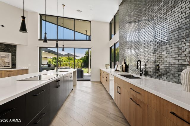 525 W LAMAR Road W, Phoenix, AZ 85013