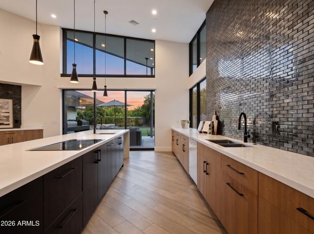 525 W LAMAR Road W, Phoenix, AZ 85013