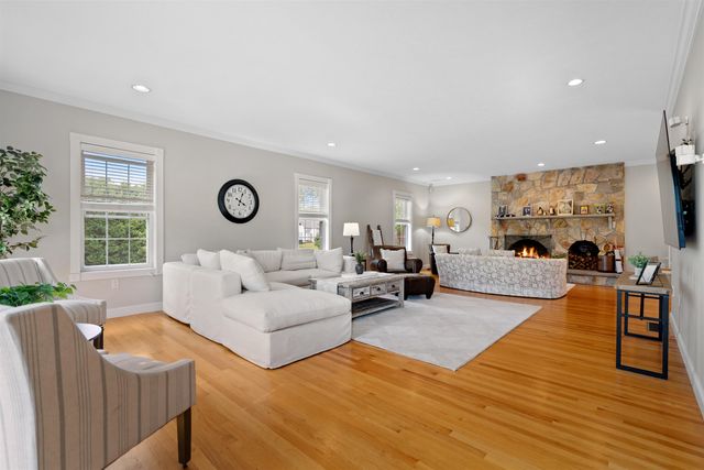 8 Arcadia Lane, Salem, NH 03079