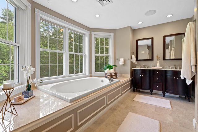 8 Arcadia Lane, Salem, NH 03079