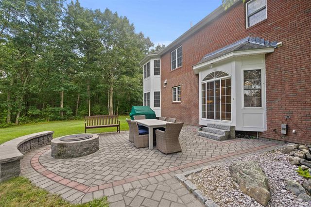 8 Arcadia Lane, Salem, NH 03079