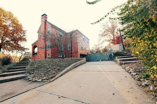 7219 Canterbury Drive, St Louis, MO 63121
