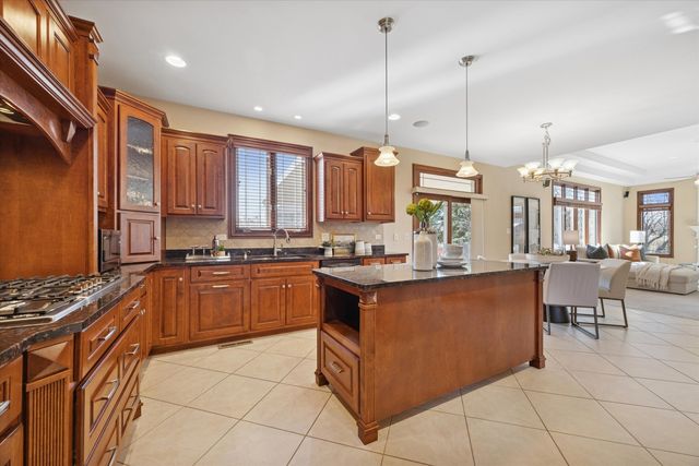 945 Internationale Parkway, Woodridge, IL 60517