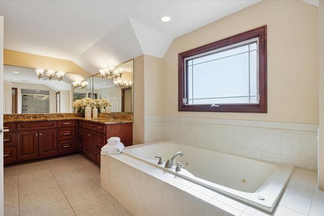 945 Internationale Parkway, Woodridge, IL 60517