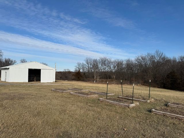 18350 N HIGHWAY 124, Centralia, MO 65240