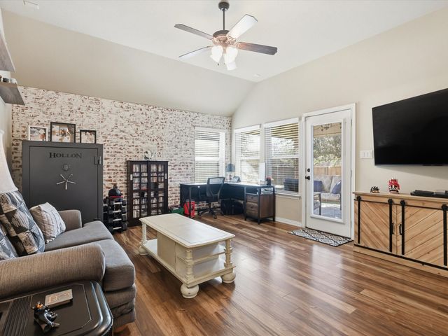 100 Valle Court, Azle, TX 76020