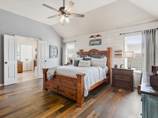 100 Valle Court, Azle, TX 76020